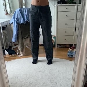 Kostymbyxor - Kostymbyxor köpta second hand. Sitter jättebra i midjan!  Frakt ingår ej i priset. 