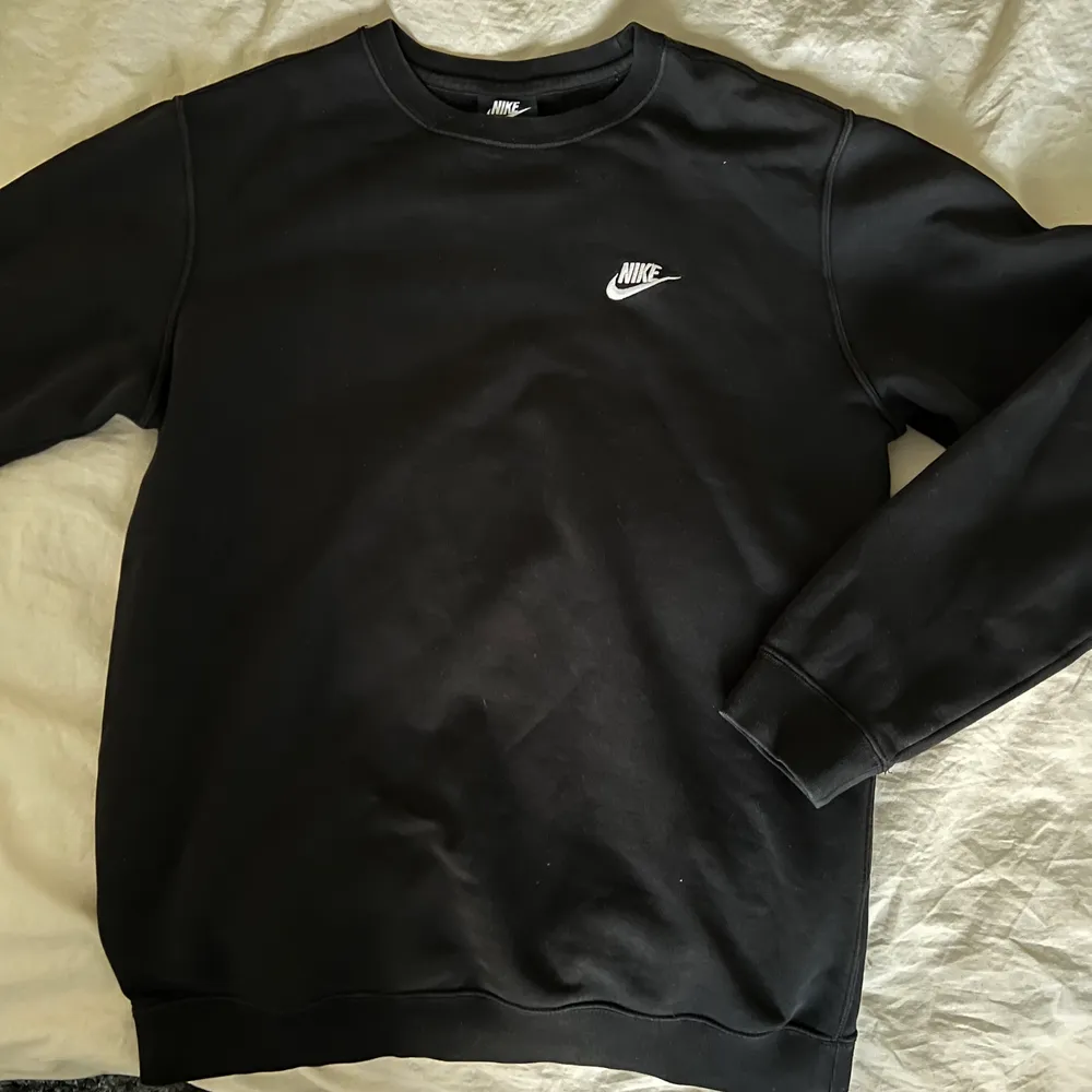 En svart Nike sweatshirt. Storlek M herrmodell, lite oversized. Fint skick. 200kr + frakt 66kr🖤. Tröjor & Koftor.
