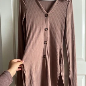 Tröja  - Hejsan! Här har jag en superfin tröja! Fick hem den för två dagar sedan och tyvärr så passade den inte mig!   Pris kan alltid diskuteras! Frakt tillkommer 66kr! Står inte för post slarv! Tar endast Swish!