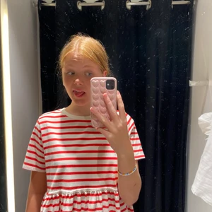 Zara randig tröja - Jätte fin randig T-shirt med volang köpt på zara förra året. Den är i storlek M men passar på mig som vanligtvis är en S.
