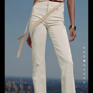 Zara jeans  - Ett par jättefina zara jeans som passar bra till sommaren men även vår och höst, storlek 38, jag är 172 och den sitter bra längd på mig, skriv för fler bilder, knappat använda, original pris: 399