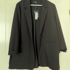 Svart kavaj  - Helt ny svart kavaj storlek large men passar en större medium, nypris 449 kr säljer för 200 kr