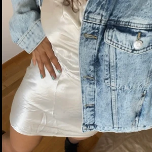 Satin klänning - Supersöt klänning från hm som inte kommit till användning och tar nu bara plats. I super skick❤️❤️