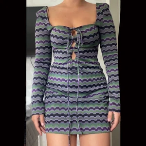 Glittrig klänning från Zara - Grön svart och lila klänning från zara med glitter i. Aldrig använd endast testad. Slutsåld på hemsidan💕