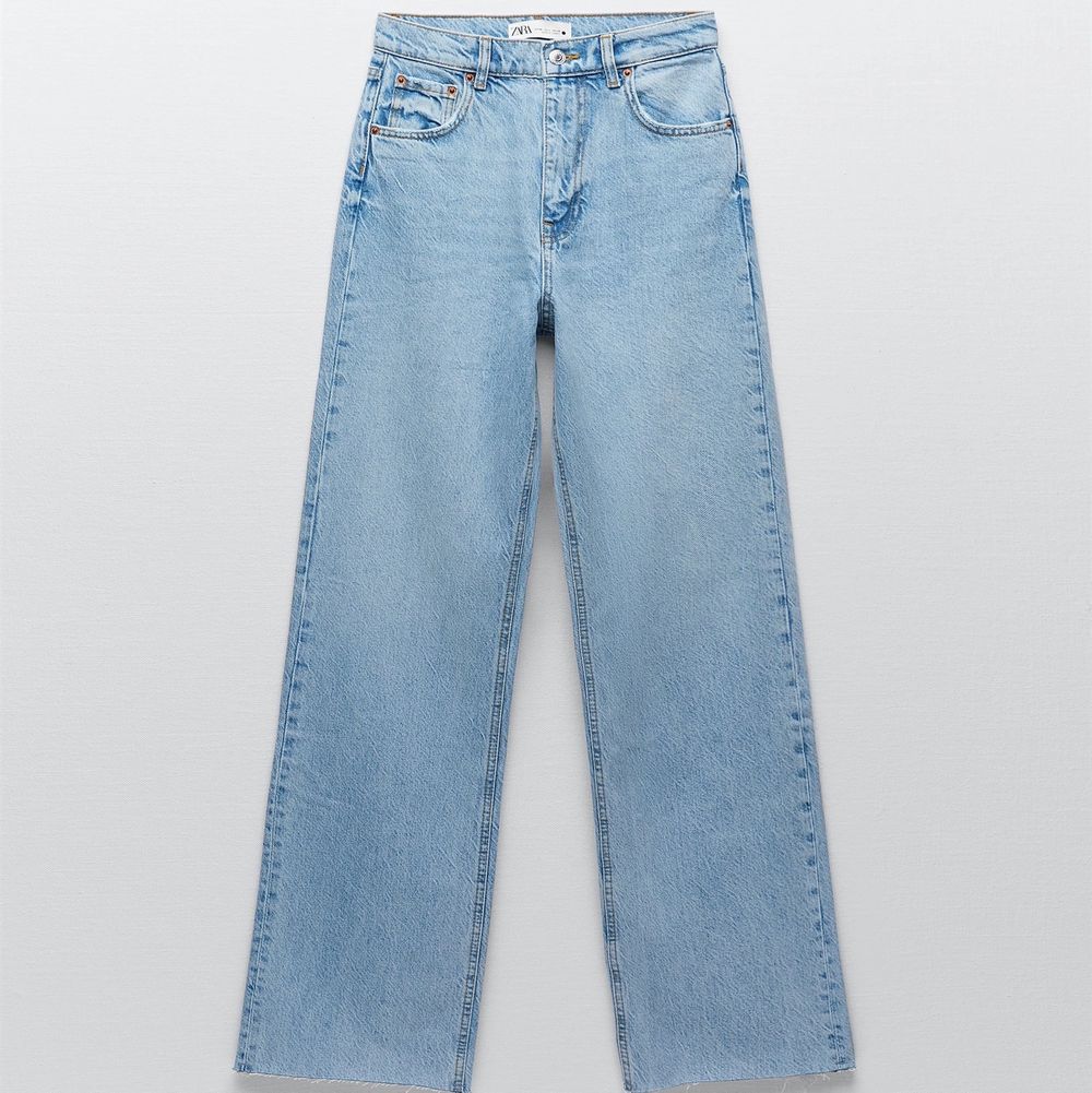 Säljer dessa fina jeansen från zara💕dom kommer inte längre till användning för mig. Frakt tillkommer . Jeans & Byxor.
