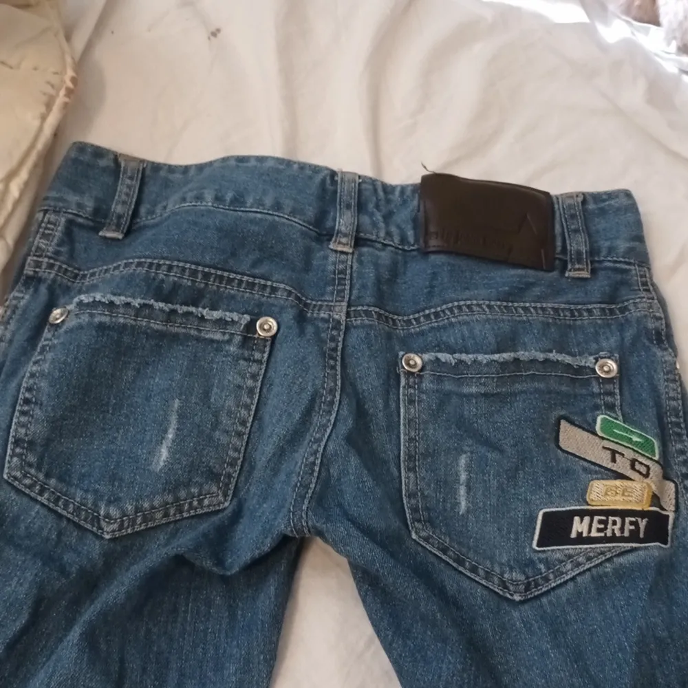 Merfy jeans köpt från Thailand för länge sen! De straight leg jeans och är klippta där nere, kom priv för mer bilder❤ har mera jeans som har detaljer där bak men orkar inte qtt lägga ut en annond men kom priv föe bilder på dom!. Jeans & Byxor.