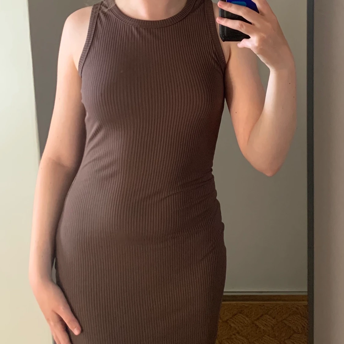brun ribbad klänning