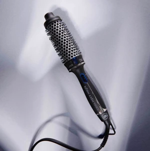 Björn Axén Värmeborste - Säljer Björn Axén värmeborste i storlek 38mm. Använd fåtal gånger. Säljer pga kommer inte till användning!