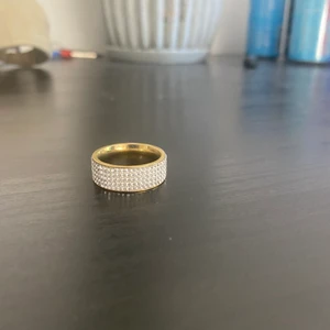 Ring  - En diamant ring som är riktigt snygg och får många kommentarer när man använder de. Inget äkta alltså är den billig men riktigt snygg, ända nackdelen är att 3 stenar har lossnat från den (se sista bilden) men inget man tänker på om man vänder den neråt 