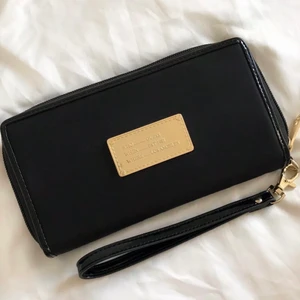 Guess Plånbok - Svart Guess Plånbok, som ny, nyskick, säljer pga använder ej