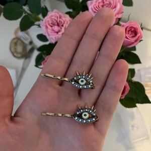 evil eye hairclips - coola hårspännen!! använder ej:) Gratis frakt.