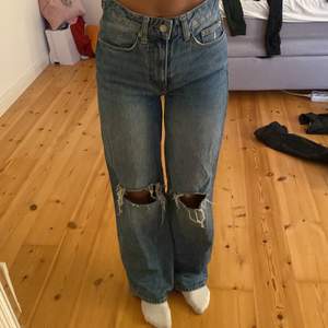 Högmidjade jeans med hål över knäna, säljer för 150kr+79kr frakt