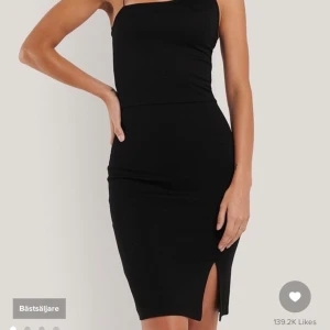 Klänning - Superfin klänning från Na-kd (bästsäljare) Aldrig använd, prislapp sitter kvar!🌸 Frakt tillkommer