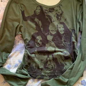 grön långärmad  - grön långärmad med tryck 💗 använd några ggr men bra skick! Storlek M men den är väldigt liten i storleken så den sitter som en XS/S tycker jag 😁