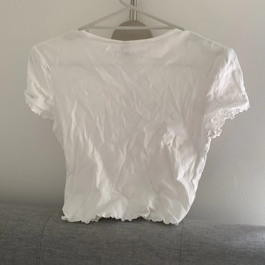 Vit croppad T-shirt med tryck  - 90
