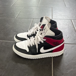 Nike jordan - Så snygga jordans i storlek 38,5. Sparsamt använda därav bra skick! Har ingen box, men de är äkta! 700kr eller bud om många är intresserade