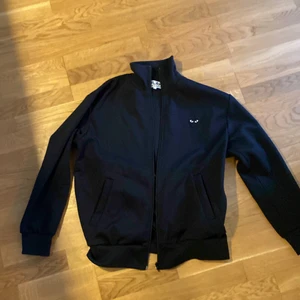 CDG Zip Cardigan Svart - Fick 9/10 tjejer ja gick fram till i denna. Nypris 3700. Storlek är large kan passa M oxå, kan gå ner i pris vid snabb affär! 