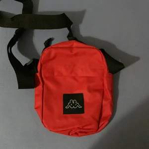 Kappa röd axelväska - aldrig använd, helt ny