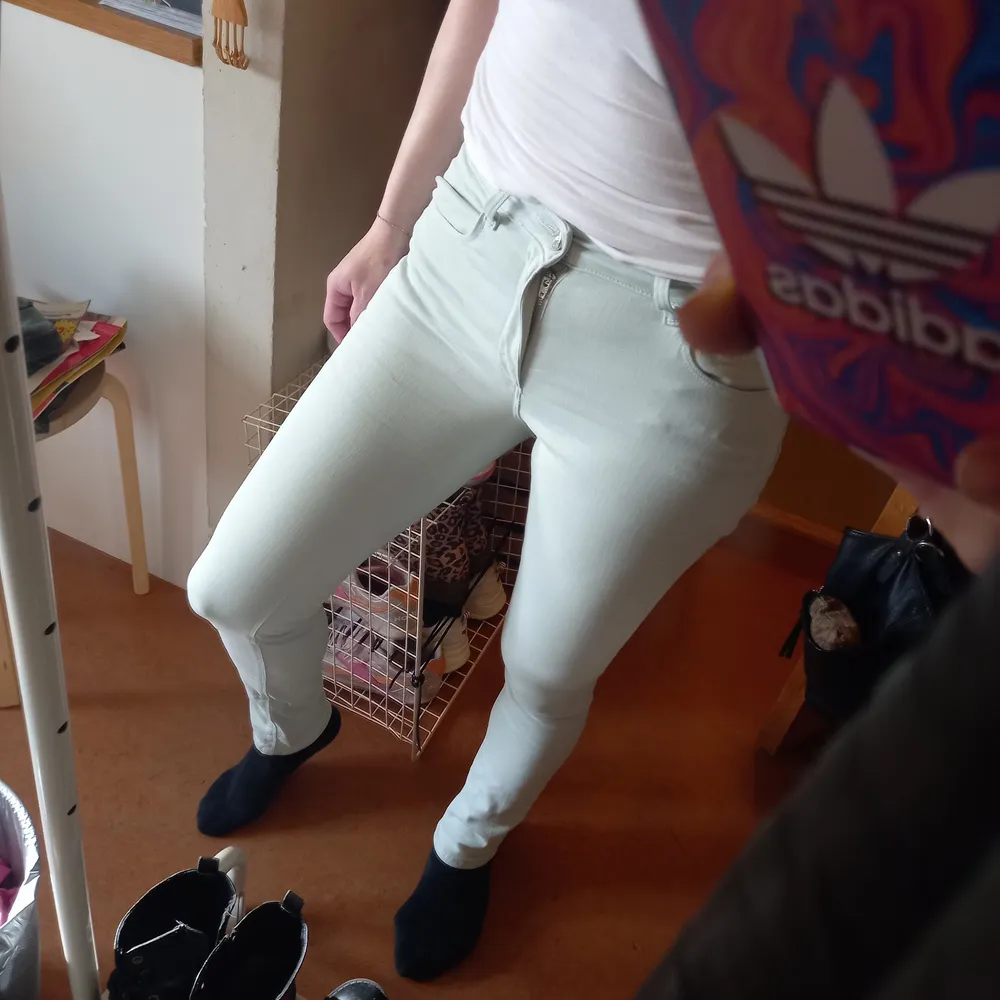 Ljus, ljusblå, på gränsen till vita, strechjeans från Zara Basic. Storlek 38. Allt är ok med dom förutom att framfickorna är avklippta på insidan. Det varken syns eller märks (förutom om du skulle vilja stoppa några mynt i fickan då...), men man kan lätt sy ihop dom om man orkar. Säljer för 40 kr eller så kommer vi överens om något. Frakten står du självklart själv för.. Jeans & Byxor.