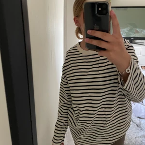 randig långarmad t-Shirt  - En randig oversize långarmad t-Shirt från Ginatricot, köpt förra året! Bra skick