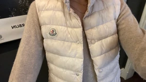 Ljusrosa moncler väst - Säljer min ljusrosa moncler väst för den aldrig kommer till användning. Använd Max 10 gånger ungefär❤️  den är i storlek 1 vilket motsvarar XS/S❤️