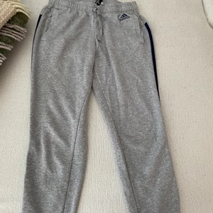 Adidas mjukisar i storlek S - Gråa Adidas mjukisar med marin blåa streck på sidan 