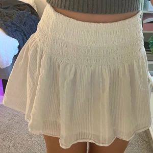 Vit kjol - Vit kjol med fina detaljer. Storlek S men stretchig så passar även M. Köpt för 399kr på cubus. 