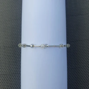 Armband Morsekod - Pärlarmband där det står "Fuck ångest" i morsekod! (Den vita pärlan i mitten symboliserar ett mellanslag).Vi anpassar storleken efter dig så hör av dig för mått, men vi använder oss av elastisk tråd som går att stretcha! 10% av kostnaden går till Mind! 💓