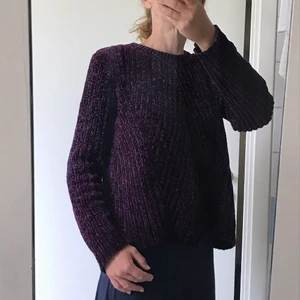 Ljuvlig stickad tröja från BikBok  - Ljuvlig stickad tröja, typ plommonlila.  Mjuk och gosig.  Stl L  Jag som har den på mig på bilden har normalt sett S 