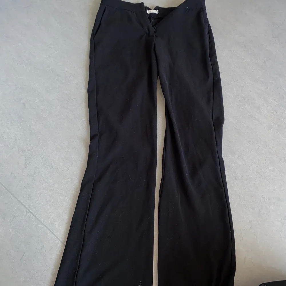 Svarta kostymbyxor från nelly.com, nypris 499kr. Säljer pga att dom har blivit försmå. Kan mötas upp i Uppsala. Jeans & Byxor.