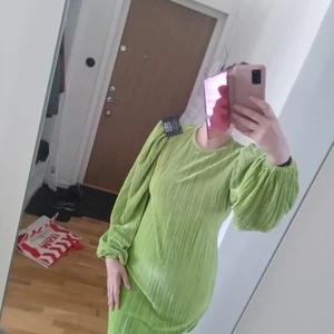 Nelly klänning - 💥 Limegrön ny klänning från Nelly säljs. Endast testad och lappar finns kvar!  Klänningen har puffärmar, samt har ribbat tyg. Klänningen är i lite tjockare material, jättebekväm men tyvärr passar jag ej i färgen. 