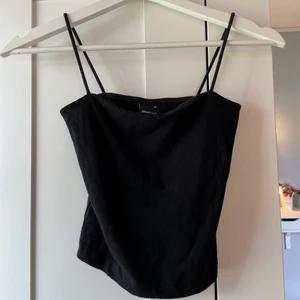 Topp - Svart topp från ginatricot i storlek xs, säljer för 40kr plus frakt🥰