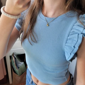 Populär volangtopp från Zara - Söt volangtopp från Zara som tyvärr inte kommer till användning längre💙 Använd max två gånger! Tryck inte på köp direkt❗️köparen står för frakt