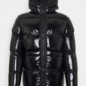  Storlek  M -  Säljer denna jacka som jag köpte  Från Zalando för ett år sen, har knappast använda den