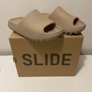 Yeezy Slide Pure - Yeezy Slide Pure Restock 2022 i fint skick. Storlek 42 men passar 39/40.  Säljes pga för liten storlek!  Köparen står för eventuell frakt. Finns annars att hämta i Örnsköldsvik. 1000kr eller bud vid flera intresserade.  