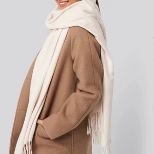 Halsduk - Jättefin halsduk från Mango som jag köpte på Nakd. Använt endast två gånger då jag föredrar gråa halsdukar💕 Köpt för 349 säljer för 120 kr💕