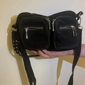 Noella väska - Säljer min Noella väska som inte kommer till användning längre. Den är i väldigt bra skick! Nypris: 649. Mitt pris: 250kr🥰 Väskan rymmer mer än vad man tror.