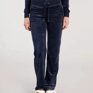 Juicy couture byxor - Köpta i vintras men inte använda mycket alls därav att dom säljs🥰💕 köpta för 1100 tror jag!