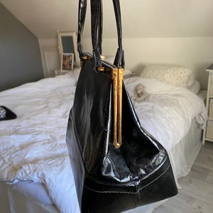 90 tals väska - Vintage stil väska med guld detaljer 