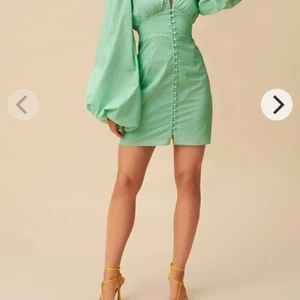 adoore  - Säljer min jättefina adoore klänning! använd en gång på min kompis student! Den har en jätteliten fläck vid bröstet! Denna syns knappt inte och inget som påverkar !💕