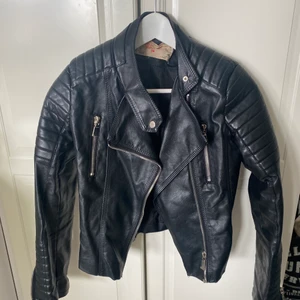 Chiquelle Skinnjacka st. 36 - Säljer min svarta skinnjacka köpt från Chiquelle!🖤 Jackan är knappt använd och i mycket bra skick. Inga märken finns. Jackan är i storlek 36.