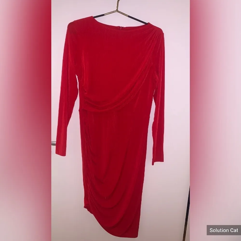 En härlig fin röd klänning i storlek M. Endast använd en gång. Går att ha på sig både på fest eller någon fin middag 😊. Klänningar.