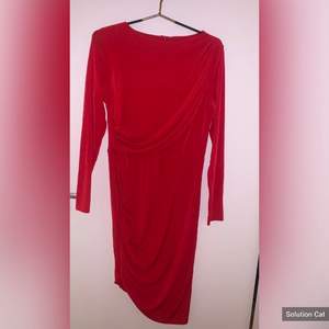 En härlig fin röd klänning i storlek M. Endast använd en gång. Går att ha på sig både på fest eller någon fin middag 😊