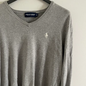 Ralph Lauren Tröja  - Super fin Ralph Lauren tröja i en ljus grå färg. Passar till allt 💛💕  Kan frakta (köparen står för fraktkostnaderna) 📦 eller mötas upp i Örebro. 