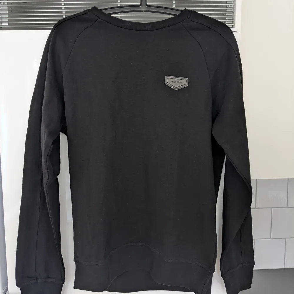 Säljer en helt ny sweatshirt med tags från märket Antony Morato. Inköpt i London men aldrig kommit till användning. . Tröjor & Koftor.