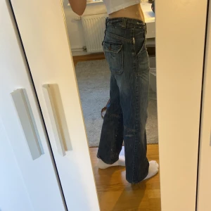 Jeans - Säljer dehär jeansen, då de aldrig kommit till användning. Köpte de på second hand men på lappen står de hm. De är i storlek 28 och är snäppet för korta för mig som är 173cm. 100kr+frakt 