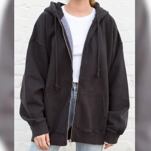 Hoodie - Säljer min superfina hoodie från Brandy Melville då jag behöver plats i garderoben. Helt underbar och perfekt oversized! Superfint skick. Lånade bilder, tar egna vid intresse. Möts i Stockholm eller skickar mot fraktkostnad ❤️‍🔥
