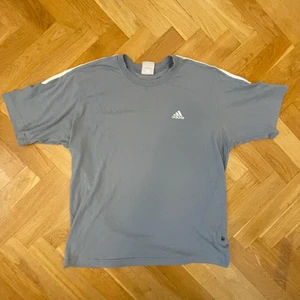 Adidas t-shirt - Skönt material. Snygg färg. DMa för fler bilder eller mått. Köpare står för frakt.