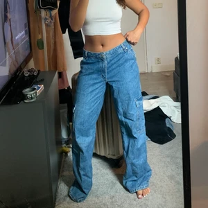 Low waisted cargo jeans  - Köpta från asos. Stl 36. Jag fraktar gärna 😊