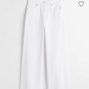 Säljer ett par vita jeans från hm i storlek 36, köpa iår💕 Går att mötas upp eller fraktas💞